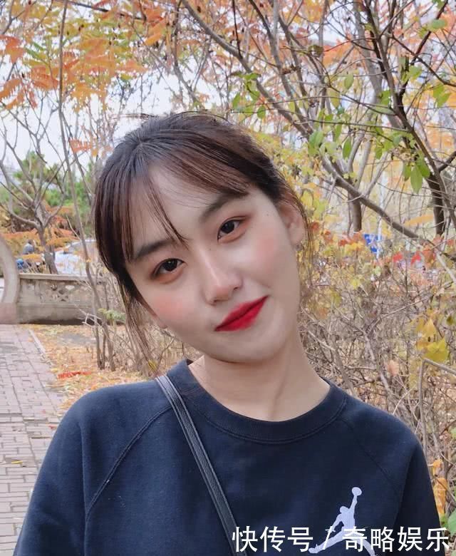 脸大却很漂亮的女生,这几点太明显,难怪不遮脸也有高颜值