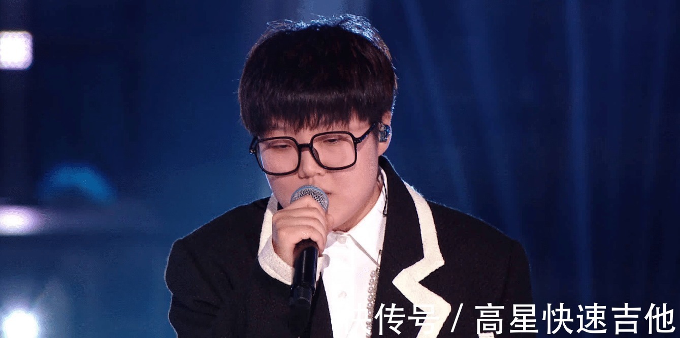 “好声音”总决赛舞台上事故频发,幸运的是,伍珂玥最终拿到冠军