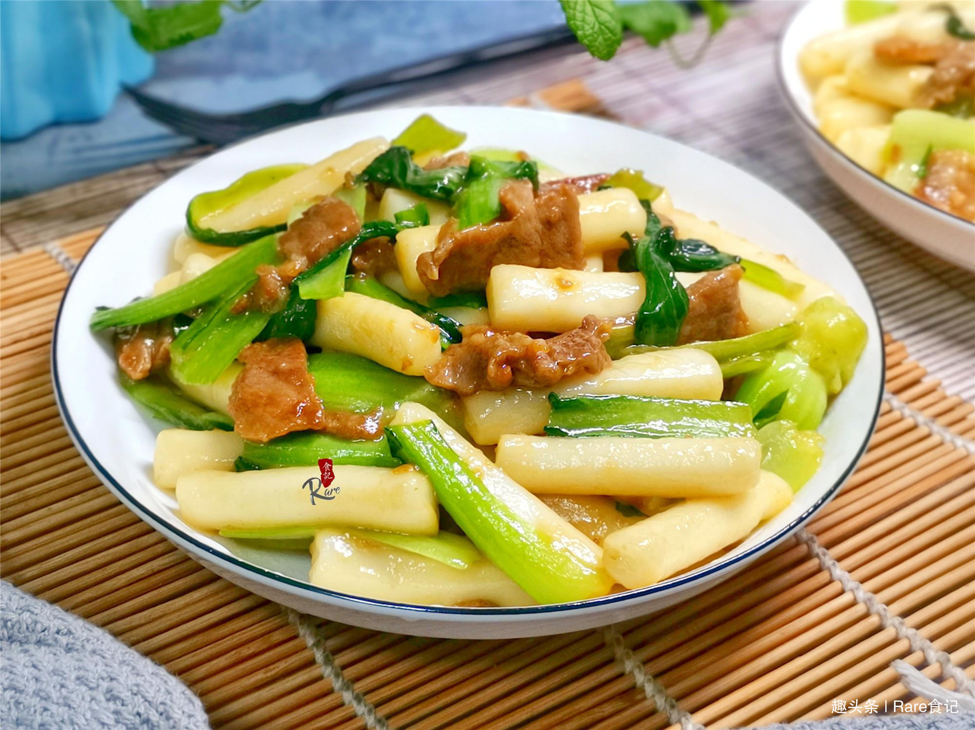 娘俩晚餐如此做,饭菜一锅出,有荤有素还便宜,7元就能饱了