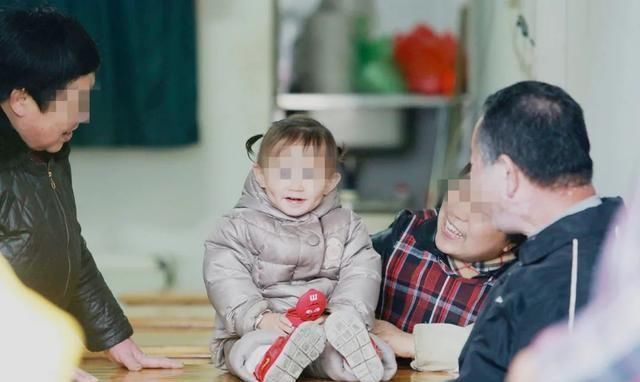 宝宝|宝宝哭闹不止,妈妈掀开衣服后瞬间爆炸:原来是奶奶做了“手脚”