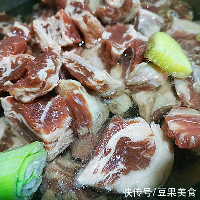 配着这盘牛肋条炖西红柿,米饭可以吃三大碗