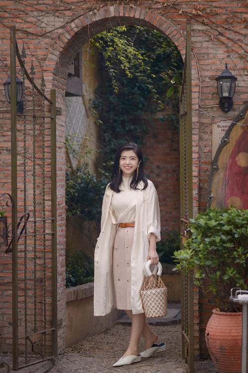 又被三木的早春穿搭圈粉了，“风衣＋裙子”优雅又洋气，值得参考