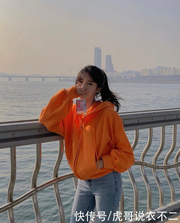 早春穿搭也可以来点“小性感”，学会这3套look，有范又精致