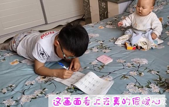 老大|七月大的萌娃弟弟看哥哥写作业,父母看得真暖心以后妥妥的学霸