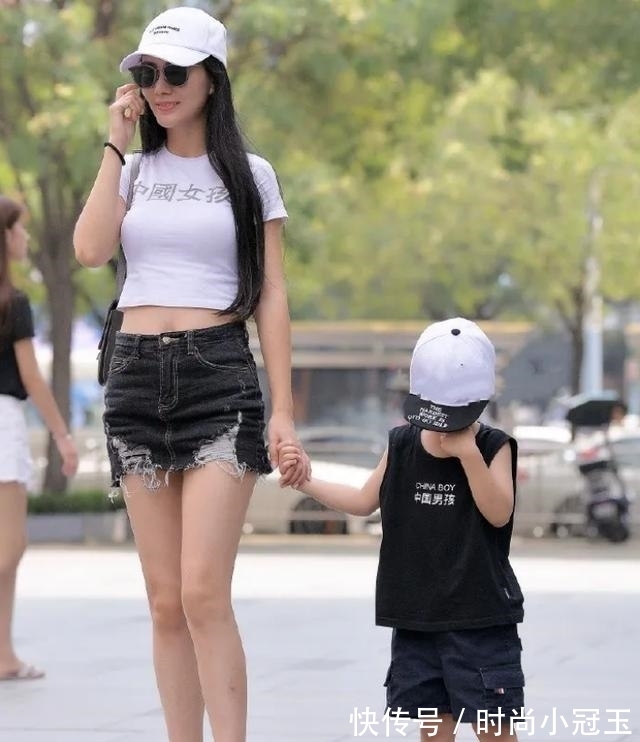 小姐姐 时尚白色短袖T恤,搭配深色短款牛仔裤,尽显出时尚而休闲的美感