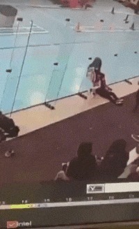 |搞笑GIF:都这时候了还看什么看 赶紧来救我啊,真装不下去了