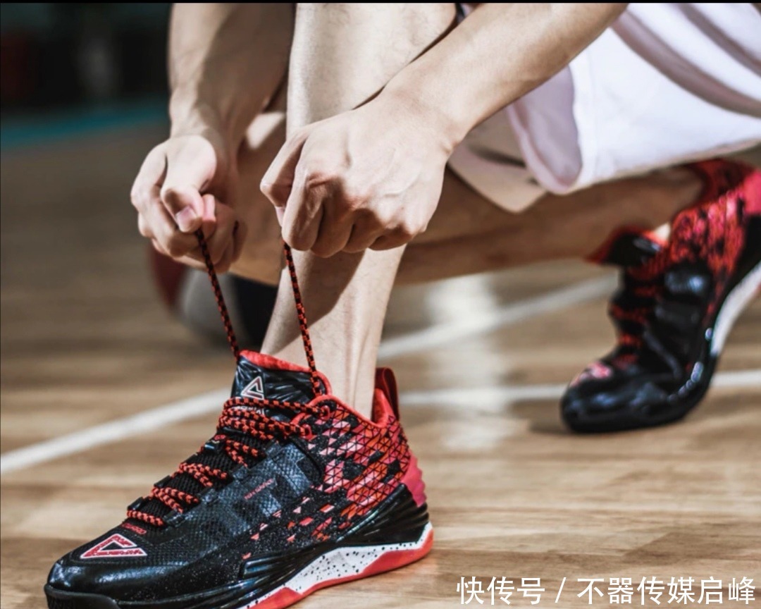 你敢相信!球星签名鞋第一代就有大底碳板!