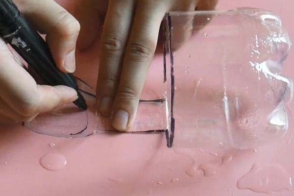 塑料瓶剪几刀套在水龙头上,全家人都要抢着用,真的太棒了!