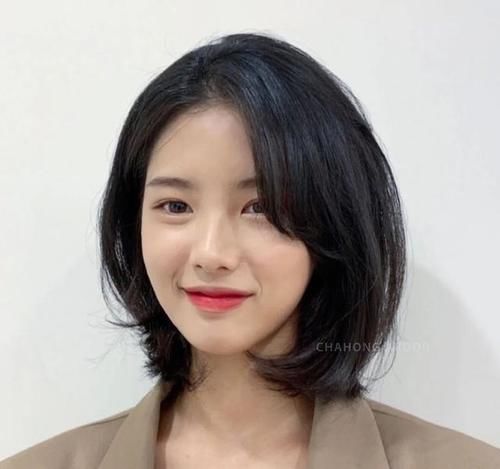 别再披头散发了！2021年这4款发型才够美够撩人