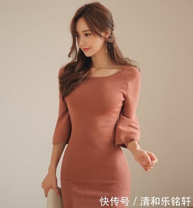 一袭连衣裙,简单大气,不需要太多的点缀,美得自然