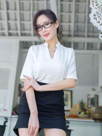 街拍:大街上那些时尚的小姐姐,职业套装,勾勒出完美的曲线