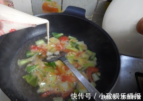 疙瘩汤|西红柿疙瘩汤,面疙瘩总是做不好?试试这个办法,大小均匀又入味