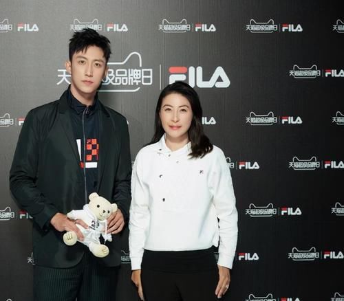 长相|郭晶晶长相有福气,身穿几何衬衫配同款半裙,阔太气质挡不住