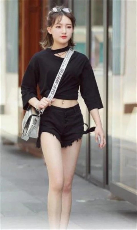 街拍：美女长相美丽大方，打扮尊贵典雅，一看就是大家闺秀