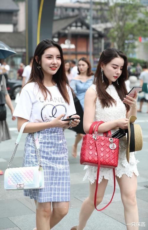 20岁妹子不好好穿裙子，故意罩个塑料外套，哪知穿出街巨潮