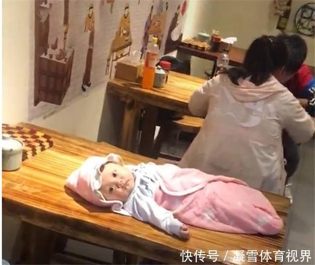 安全|年轻夫妻餐馆吃饭,嫌宝宝碍事放在隔壁桌,网友:孩子是意外