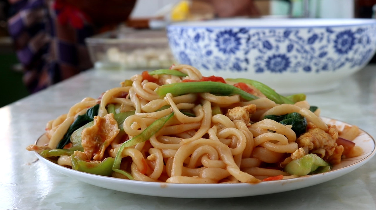 炒拉条子的家常做法,筋道爽滑,味道比饭店里的还好吃