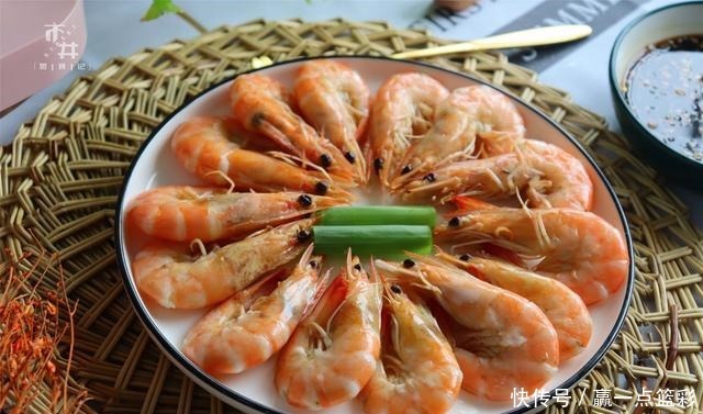 大虾,用水煮还是蒸都不对,渔民教你一招,虾肉不柴,特鲜香!