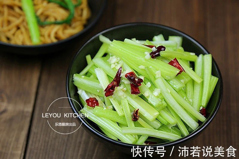 芹菜的4种凉拌吃法，比拍黄瓜还爽口，夏天端上桌，轻松光盘