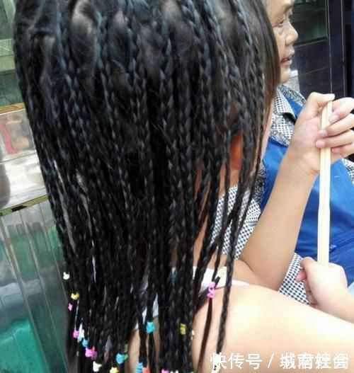 辫子|孩子一回家就说头疼,解开幼儿园老师给娃扎的辫子,宝妈心疼不已