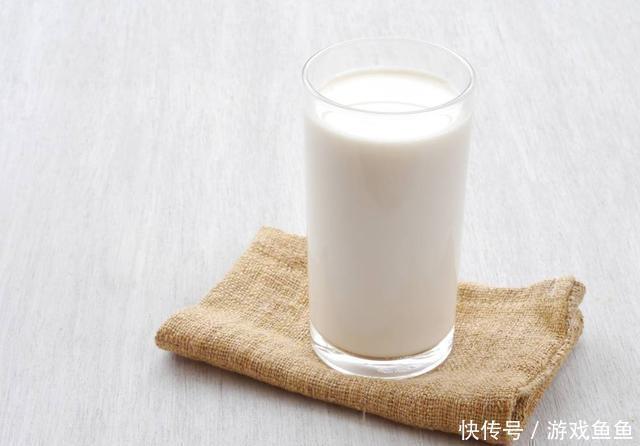 女人过了50岁,2种食物可以多吃,养骨护关节,人也更显年轻