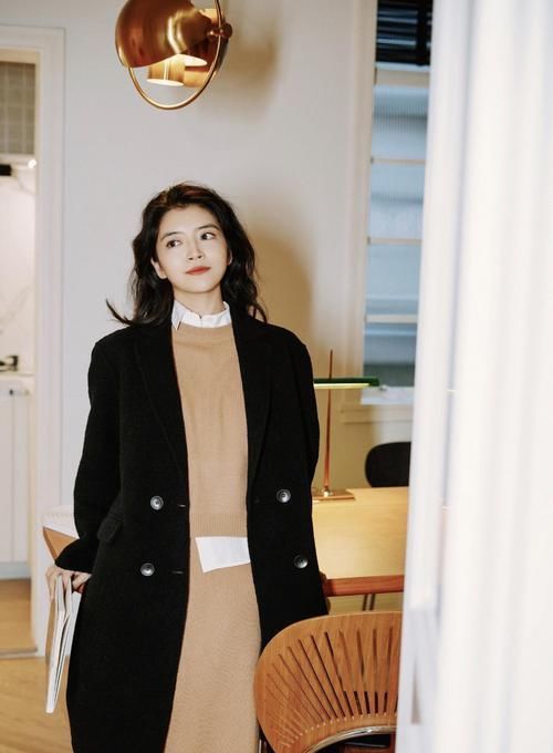 大衣穿出“无与伦比”的高级感!学三木博主,用色彩和配饰来加分
