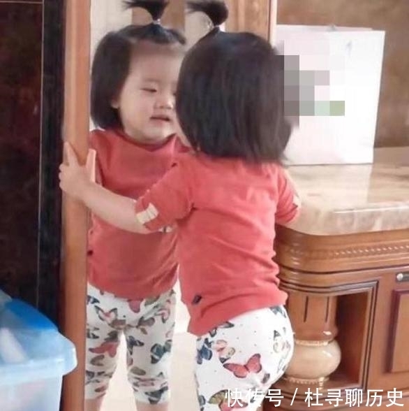 小鹿|女儿照镜子看“小蛮腰”,结果恼羞成怒,宝妈:好像减肥失败的我