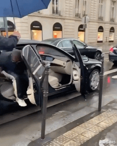 绿帽|比伯戴绿帽搭配侃爷新鞋,造型邋遢,不及超模贝拉穿皮裤时尚高级