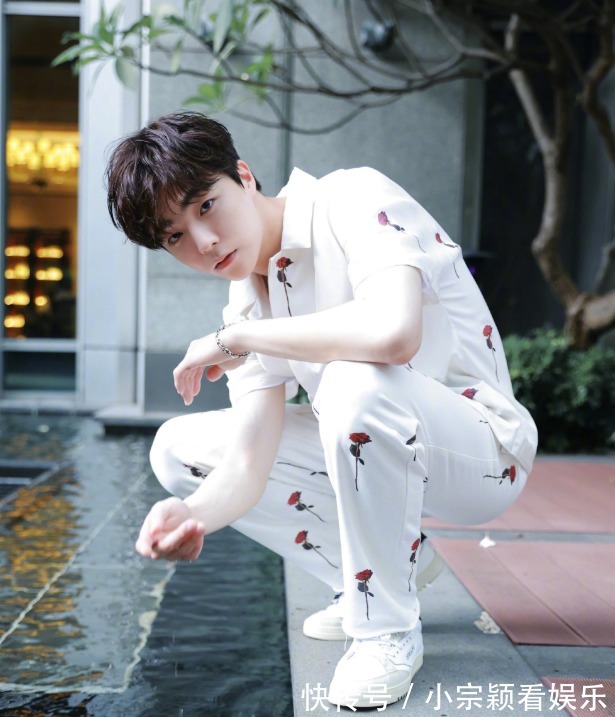 休閑服|陳立農(nóng)活動(dòng)造型,白色玫瑰印花套裝顯干凈氣質(zhì),展現(xiàn)青春少年模樣