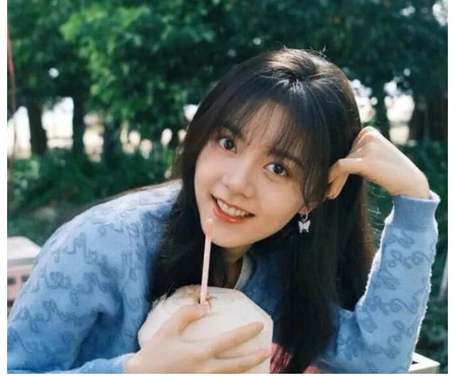 趙今麥雖然穿的很奇怪，但顏值很招人喜歡，太適合甜酷風(fēng)搭配了