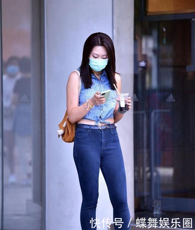 女神|夏季紧身牛仔裤成了主要穿搭,三里屯女神穿的全是百搭显瘦