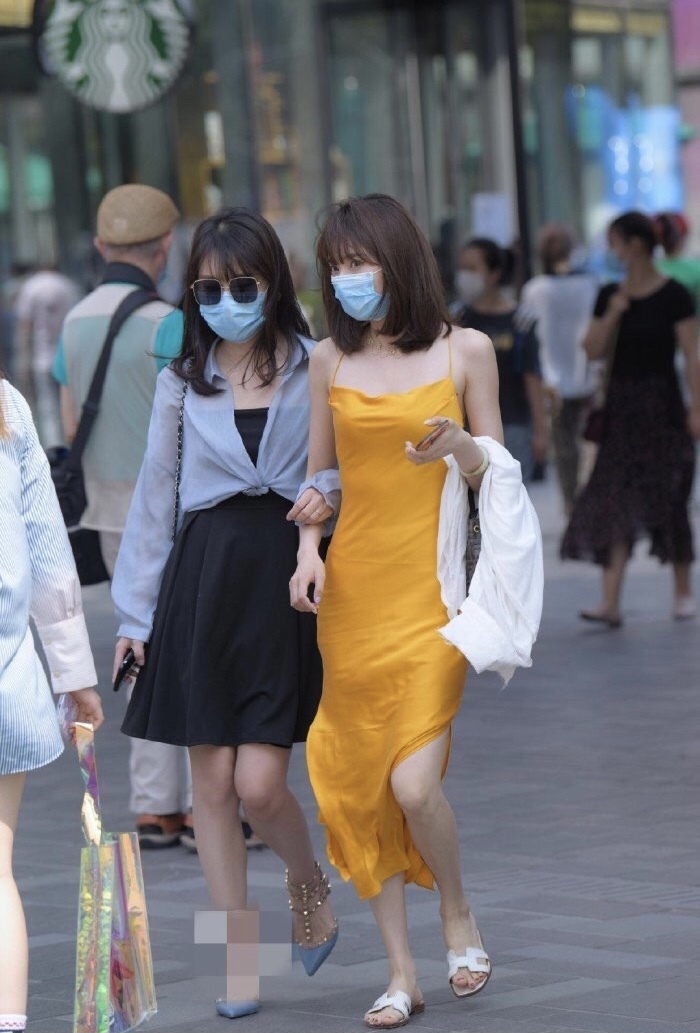 姑娘真是“时尚扛把子”,身穿长裙很洋气,不选高跟鞋也好抢眼