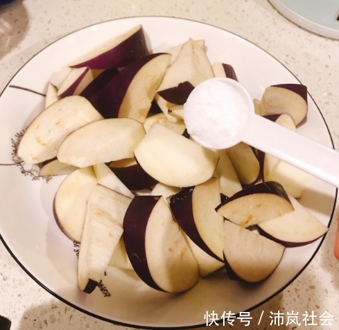 黑黢黢|炒茄子不要先放油,大厨教你一招,无论怎么炒都不发黑,也不油腻