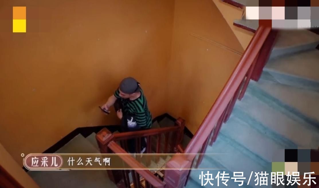 陈小春应采儿秀恩爱不避人,打电话说11次我爱你,羡煞旁边张智霖