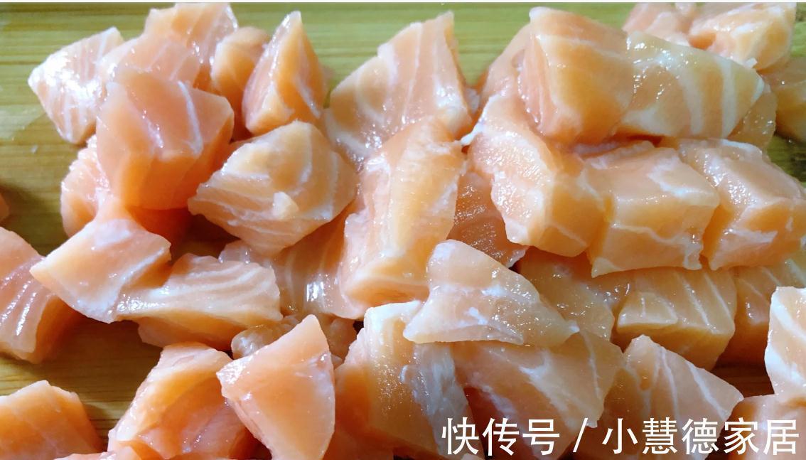 炒饭|好吃又美味的三文鱼炒饭,做这个炒饭,我特意买了几个鲜柠檬