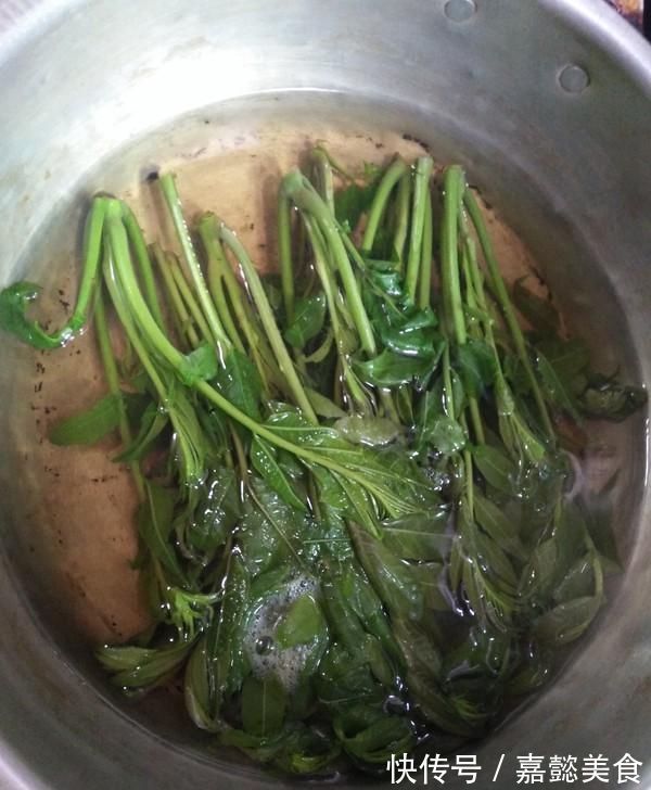 香椿炒鸡蛋|晚上经常失眠梦多,吃些它睡得香,3块钱1斤,一觉睡到大天亮