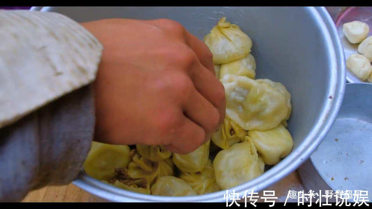 咖喱粉|尼泊尔兄弟家女儿长大了，引无数帅哥到家中玩，一起包猪肉饺子