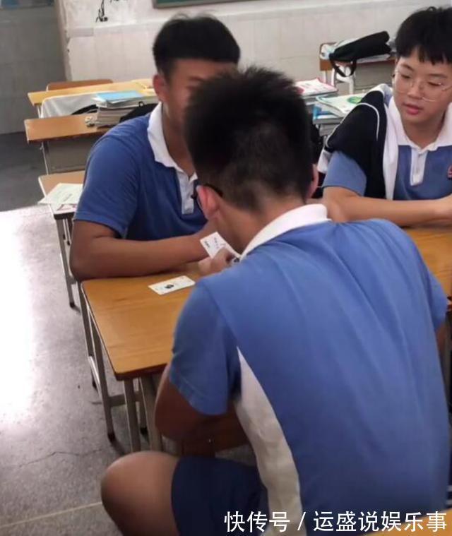 孩子|几个学生在教室打牌,被老师抓到现行,看到牌面后,直言接着玩
