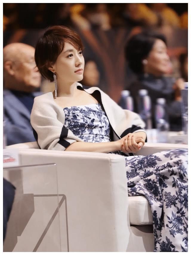 发型|40岁女人发型别瞎剪,今夏流行这5款“减龄”短发,显年轻很洋气