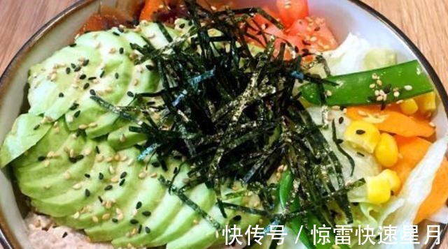 美食|荤素搭配的美味拌饭,搭配牛油果真好吃,营养又解馋的居家美食!