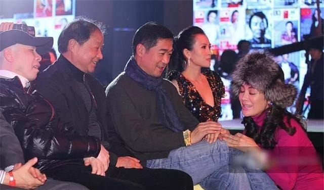 表情|宁静当年蹲在张国立脚边说话,表情谄媚,一旁的章子怡满脸不屑