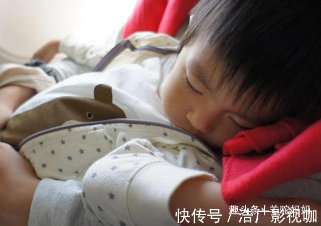 睡眠时间|“我家宝宝玩累了自己就睡了”,宝妈骄傲炫耀,儿科主任太无知