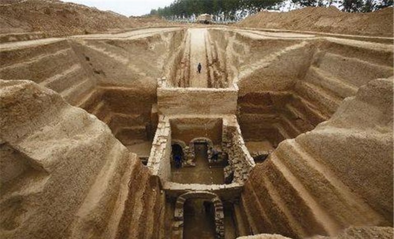 军队|东汉末年,曹操派人挖了谁的墓,竟养活了军队3年?