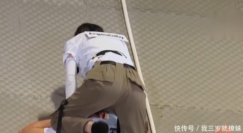 大战 《奔跑吧》节目组搞两种待遇,人梯大战素人都戴头盔,跑男却没有