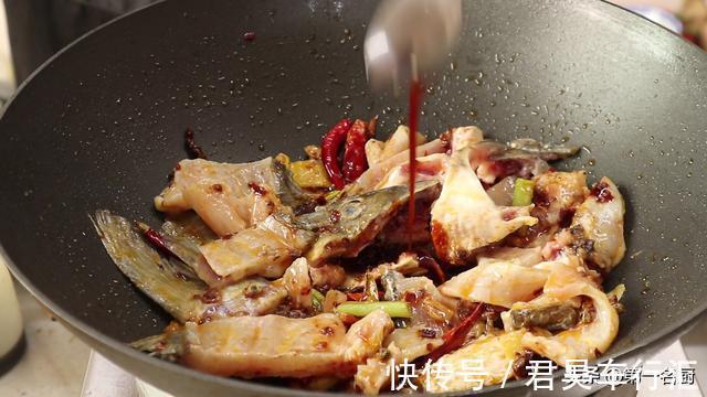 配菜|水煮鱼怎样做更好吃?大厨详细讲解鱼片腌制技巧,鱼肉滑嫩无腥味