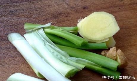 爆炒鱿鱼时，直接下锅炒就错了，牢记小技巧，鱿鱼鲜嫩滑还不腥