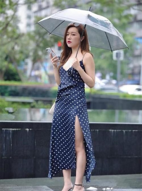 性感|很有气质的小姐姐，穿着连衣裙逛街，尽显性感时尚的身姿