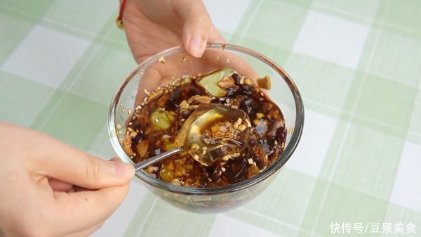 葡萄干|超简单的消暑红糖冰粉，夏日清凉小甜点