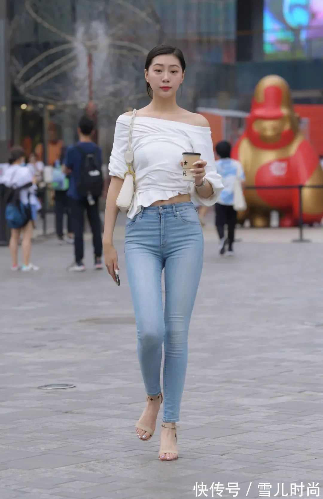 东方女人 白色漏肩上衣搭配蓝色牛仔裤,简约时尚彰显出了东方女人魅力