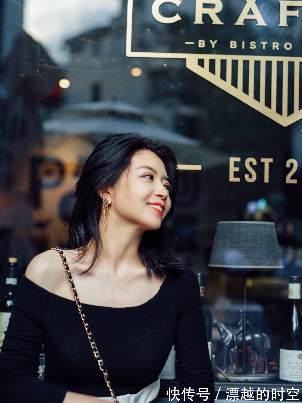 衣服 奔三奔四女人这样穿,秋季穿出高级感,黑色上衣搭配白色短裤真美